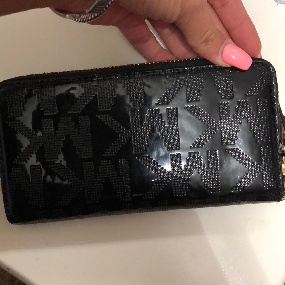 Michael Kors MK leather wristlet with phone pocket - Picture 3 of 4
